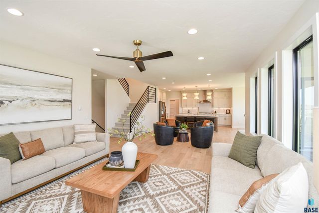 2501 S Meadowview Ave Avenue, Sioux Falls, SD 57110