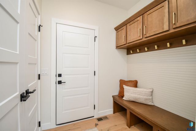 2501 S Meadowview Ave Avenue, Sioux Falls, SD 57110