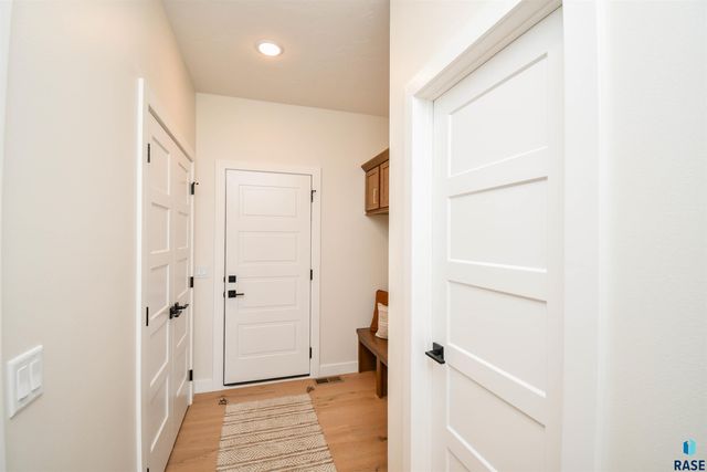 2501 S Meadowview Ave Avenue, Sioux Falls, SD 57110