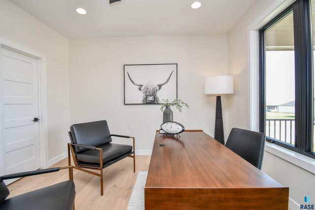 2501 S Meadowview Ave Avenue, Sioux Falls, SD 57110