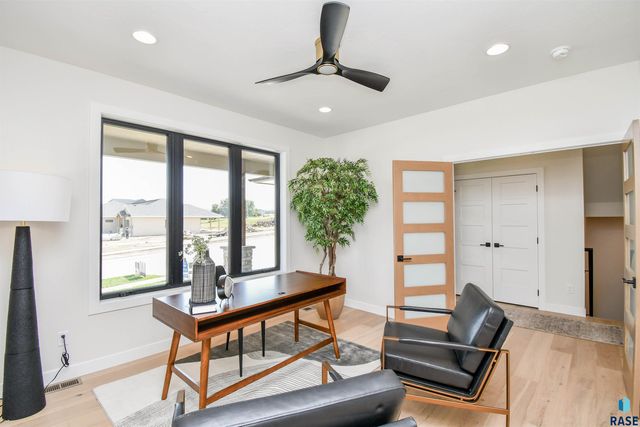 2501 S Meadowview Ave Avenue, Sioux Falls, SD 57110