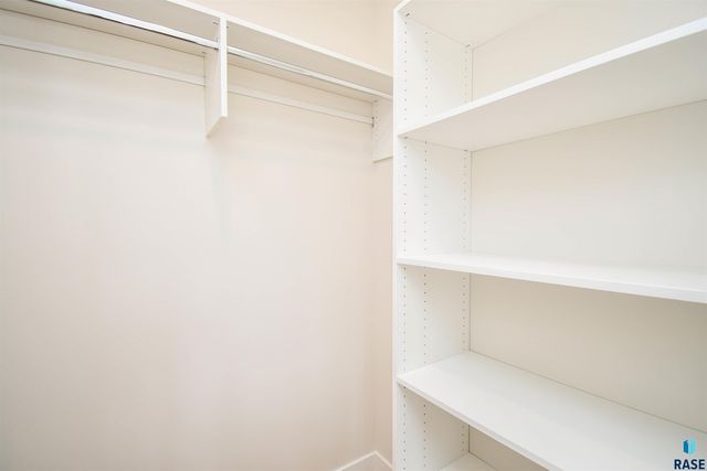 2501 S Meadowview Ave Avenue, Sioux Falls, SD 57110