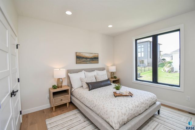 2501 S Meadowview Ave Avenue, Sioux Falls, SD 57110