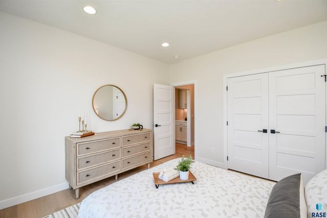 2501 S Meadowview Ave Avenue, Sioux Falls, SD 57110