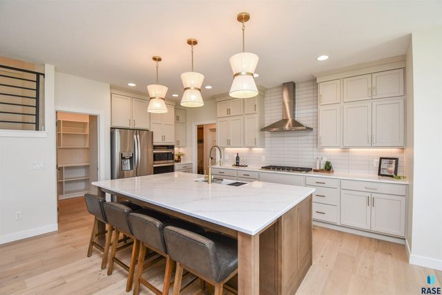 2501 S Meadowview Ave Avenue, Sioux Falls, SD 57110