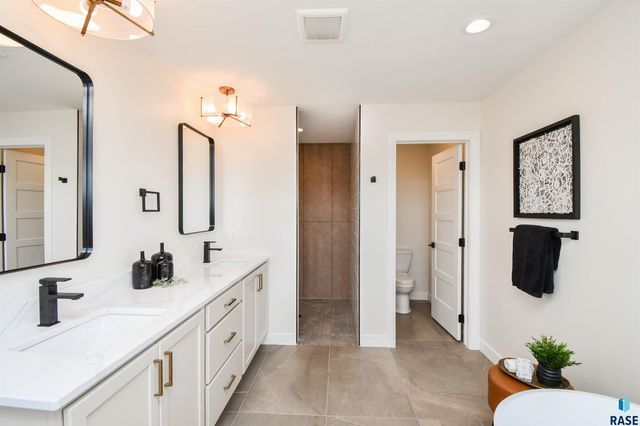 2501 S Meadowview Ave Avenue, Sioux Falls, SD 57110