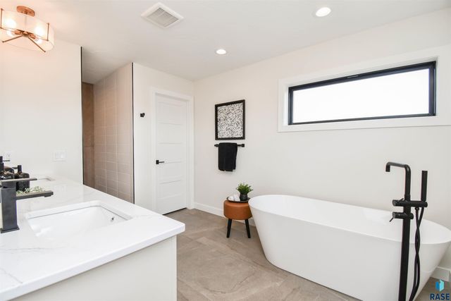 2501 S Meadowview Ave Avenue, Sioux Falls, SD 57110