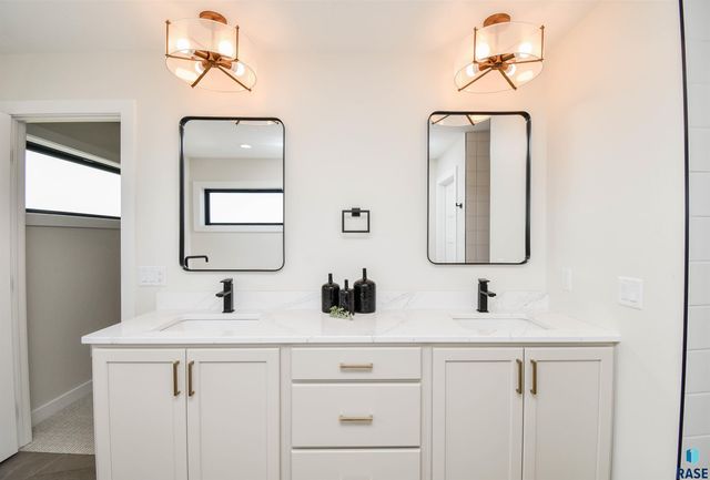 2501 S Meadowview Ave Avenue, Sioux Falls, SD 57110