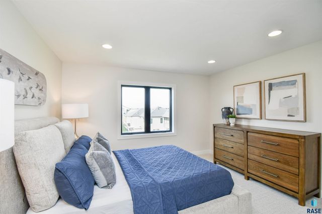 2501 S Meadowview Ave Avenue, Sioux Falls, SD 57110