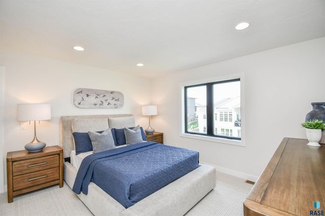 2501 S Meadowview Ave Avenue, Sioux Falls, SD 57110