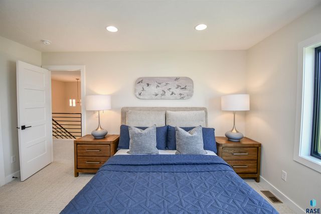 2501 S Meadowview Ave Avenue, Sioux Falls, SD 57110