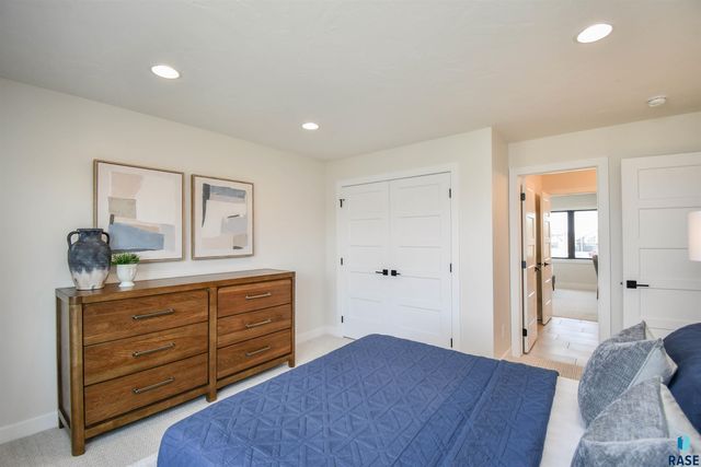 2501 S Meadowview Ave Avenue, Sioux Falls, SD 57110