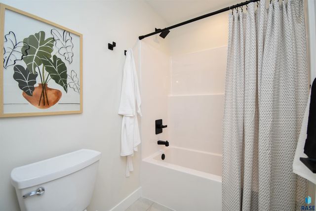 2501 S Meadowview Ave Avenue, Sioux Falls, SD 57110