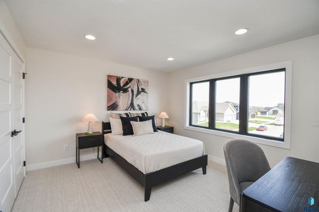 2501 S Meadowview Ave Avenue, Sioux Falls, SD 57110