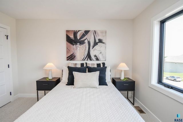 2501 S Meadowview Ave Avenue, Sioux Falls, SD 57110