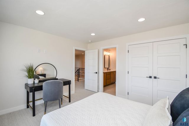 2501 S Meadowview Ave Avenue, Sioux Falls, SD 57110