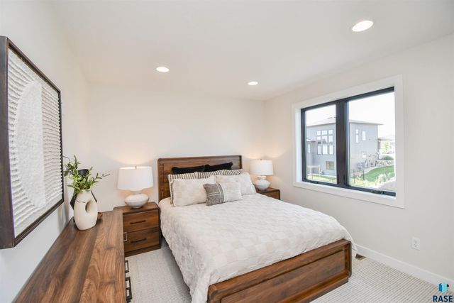 2501 S Meadowview Ave Avenue, Sioux Falls, SD 57110