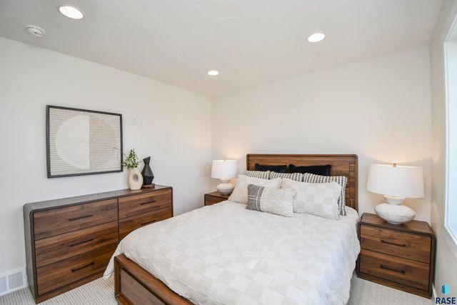 2501 S Meadowview Ave Avenue, Sioux Falls, SD 57110