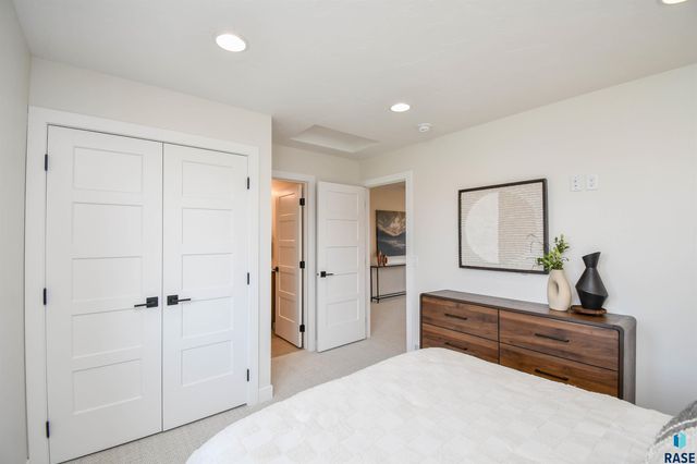 2501 S Meadowview Ave Avenue, Sioux Falls, SD 57110