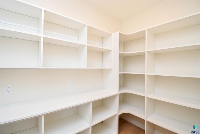 2501 S Meadowview Ave Avenue, Sioux Falls, SD 57110