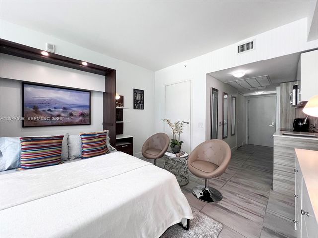 1300 Brickell Bay Dr 1813, Miami, FL 33131