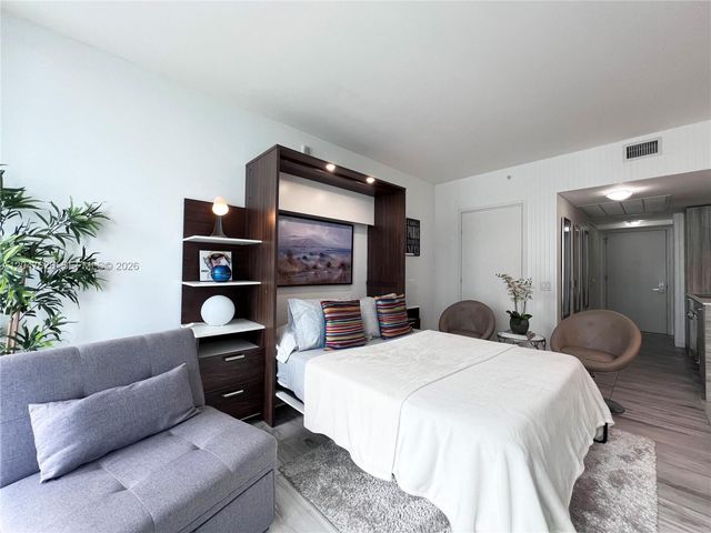 1300 Brickell Bay Dr 1813, Miami, FL 33131