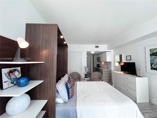 1300 Brickell Bay Dr 1813, Miami, FL 33131