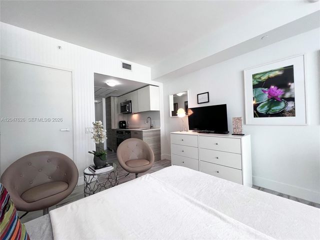 1300 Brickell Bay Dr 1813, Miami, FL 33131