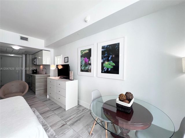 1300 Brickell Bay Dr 1813, Miami, FL 33131