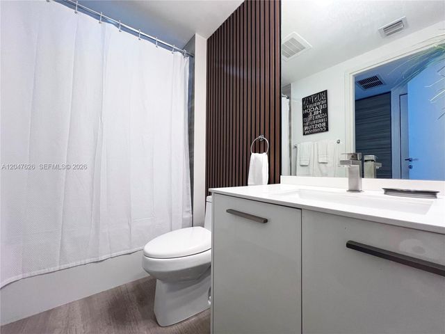 1300 Brickell Bay Dr 1813, Miami, FL 33131