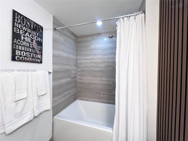 1300 Brickell Bay Dr 1813, Miami, FL 33131