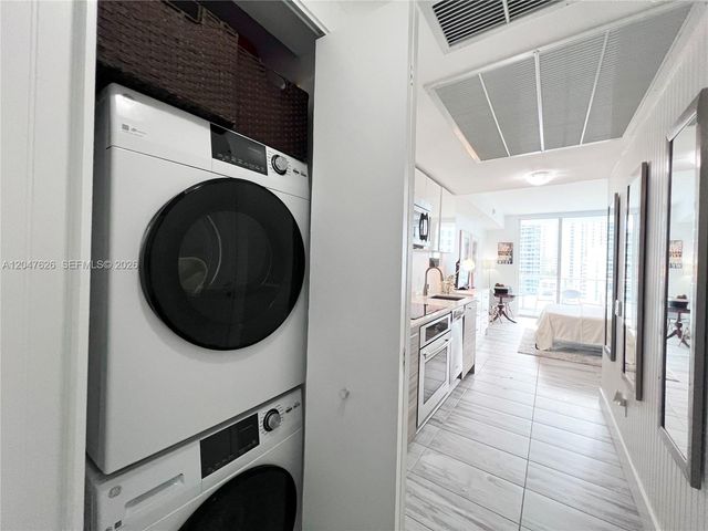 1300 Brickell Bay Dr 1813, Miami, FL 33131