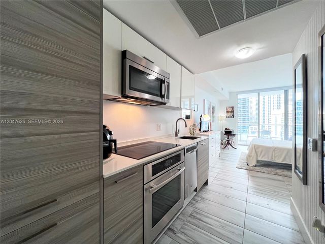 1300 Brickell Bay Dr 1813, Miami, FL 33131