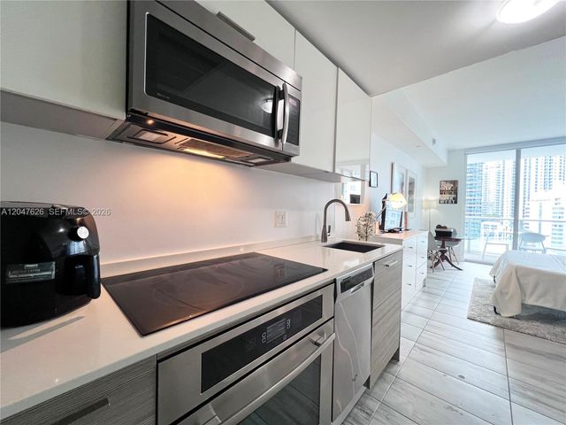 1300 Brickell Bay Dr 1813, Miami, FL 33131