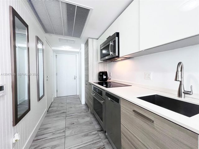 1300 Brickell Bay Dr 1813, Miami, FL 33131