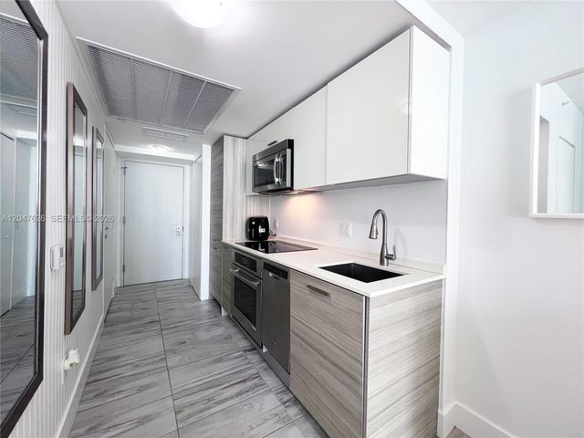 1300 Brickell Bay Dr 1813, Miami, FL 33131