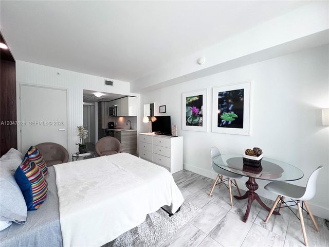 1300 Brickell Bay Dr 1813, Miami, FL 33131