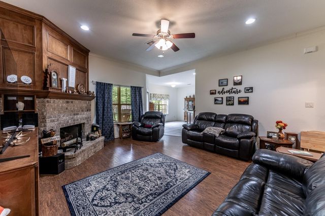 2312 W Green Briar Drive, Huntsville, TX 77340