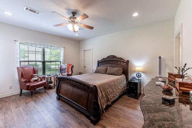 2312 W Green Briar Drive, Huntsville, TX 77340