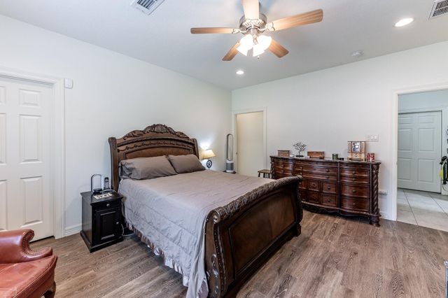 2312 W Green Briar Drive, Huntsville, TX 77340