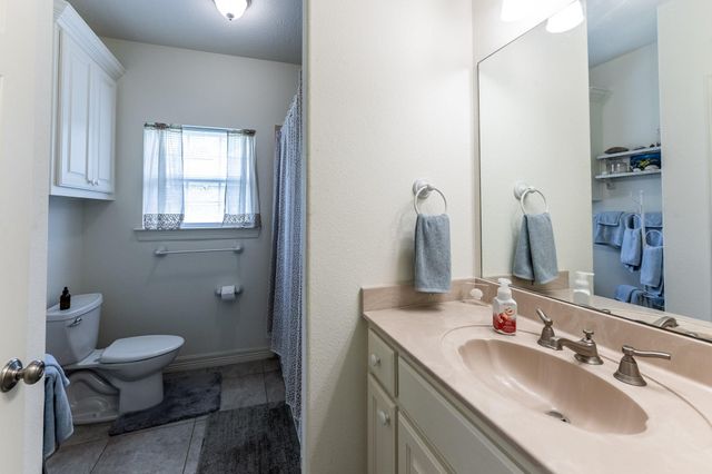 2312 W Green Briar Drive, Huntsville, TX 77340