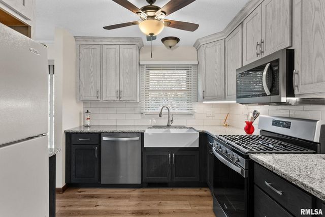 4 Manor Ct Court, Parkview, IA 52748