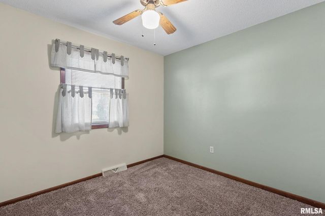 4 Manor Ct Court, Parkview, IA 52748