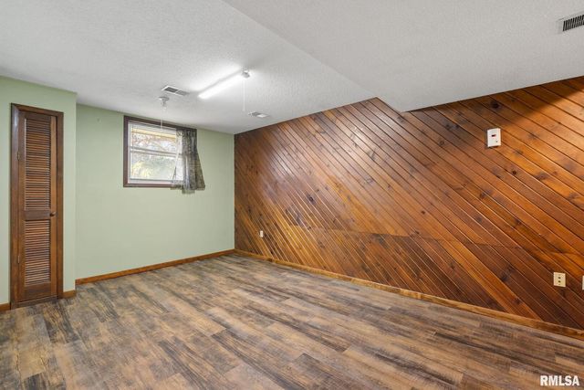 4 Manor Ct Court, Parkview, IA 52748