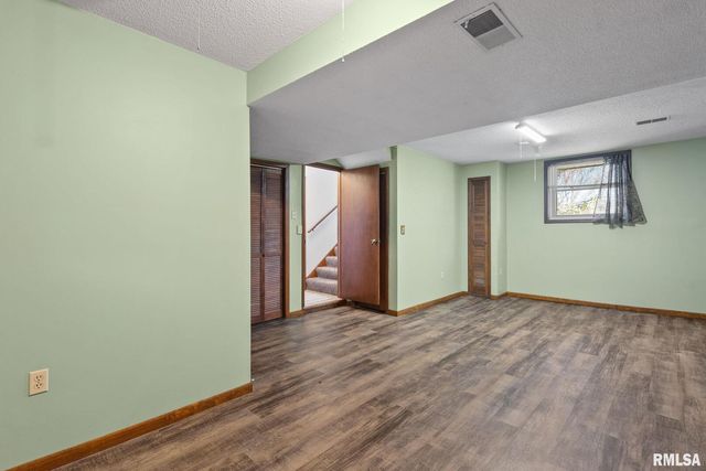 4 Manor Ct Court, Parkview, IA 52748