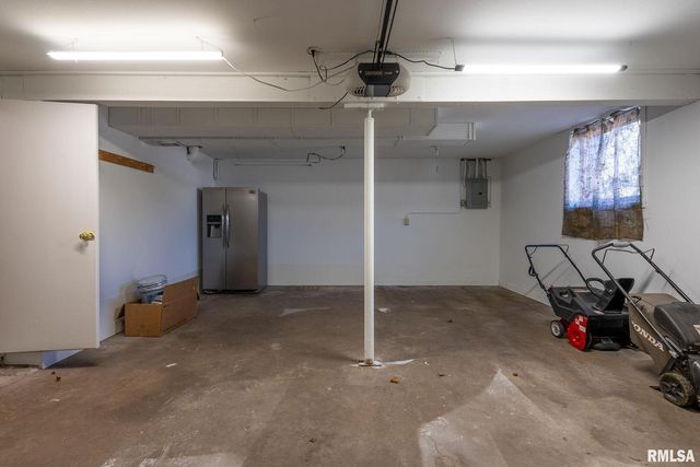 4 Manor Ct Court, Parkview, IA 52748