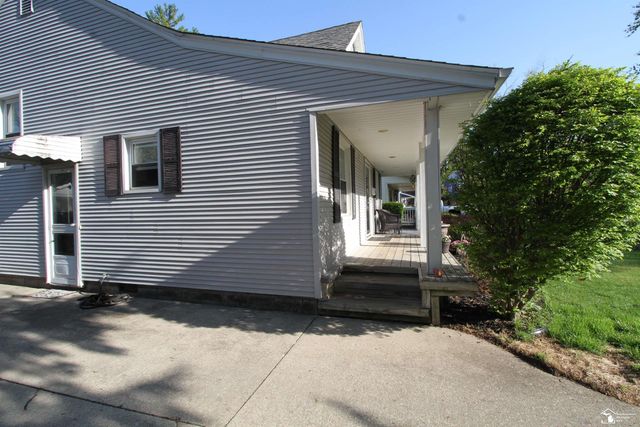 29656 Walnut Street, Flat Rock, MI 48134