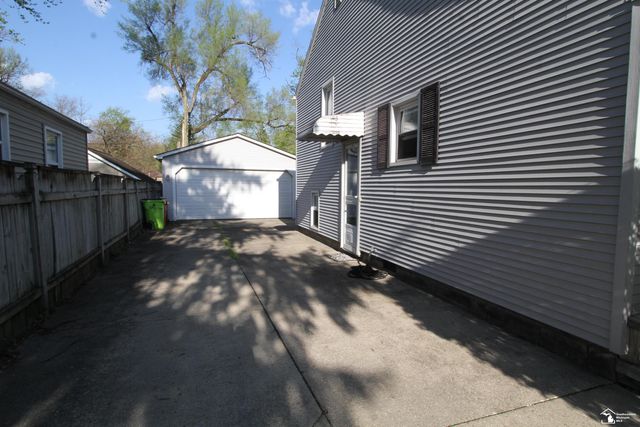 29656 Walnut Street, Flat Rock, MI 48134