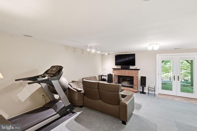 6086 HEATHERWOOD DR, Alexandria, VA 22310