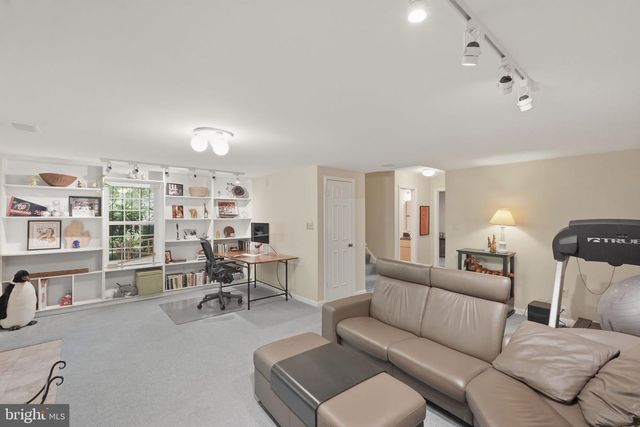 6086 HEATHERWOOD DR, Alexandria, VA 22310